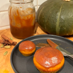 Ces délicieux petits muffins à la courge Buttercup et leur caramel à saveur de chai sont le parfait réconfort lors d’une froide soirée d’hiver.