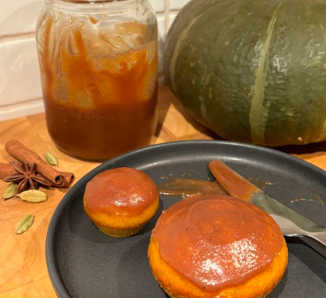 Ces délicieux petits muffins à la courge Buttercup et leur caramel à saveur de chai sont le parfait réconfort lors d’une froide soirée d’hiver.